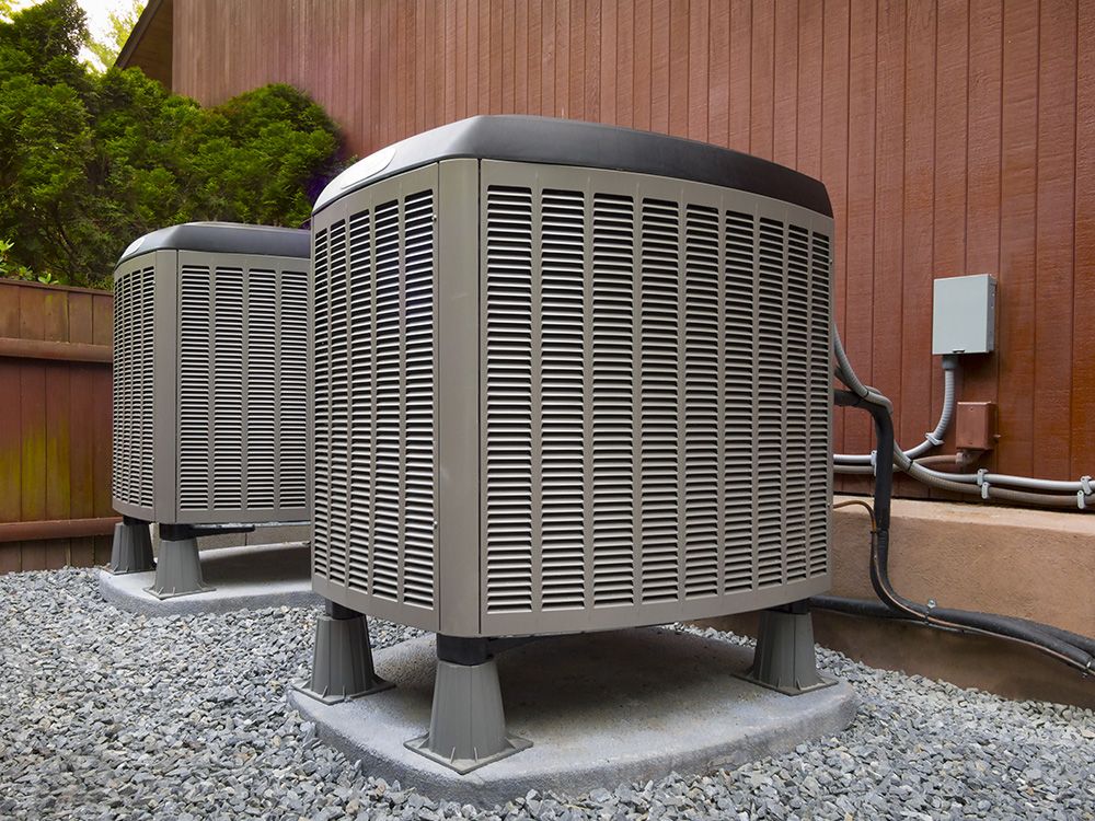 Lüftungsanlagen hinter dem Haus