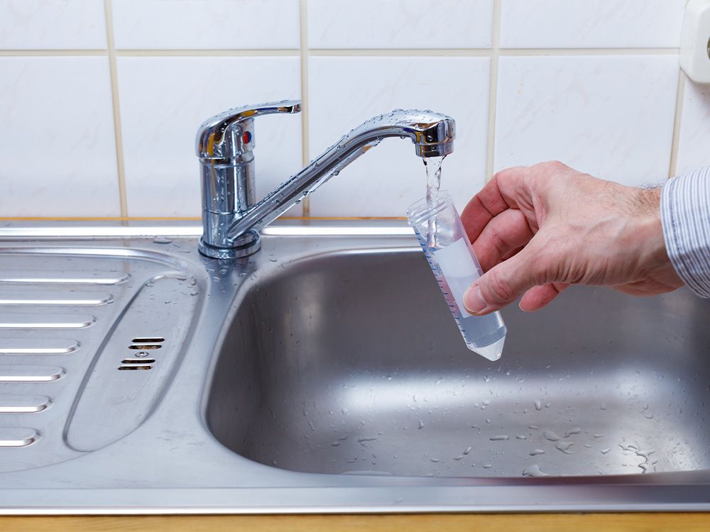 Wasser aus der Leitung wird getestet